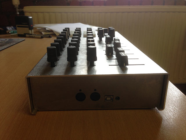Early prototype - Aluminium Case - Side View Early prototype - Aluminium Case - Side View
